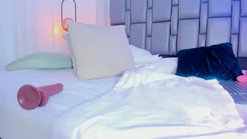 Snapshot of emily_gil1 chatting on 02/15/25, 05:28 Emi online show from 02/15/25, 05:28