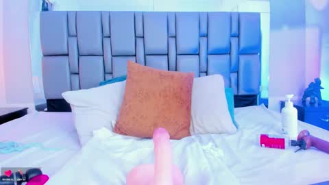 Snapshot of emily_gil1 chatting on 02/20/25, 05:29 Emi online show from 02/20/25, 05:29