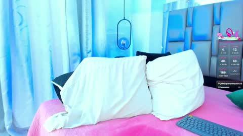 Snapshot of emily_gil1 chatting on 10/11/25, 05:22 Emi online show from 10/11/25, 05:22