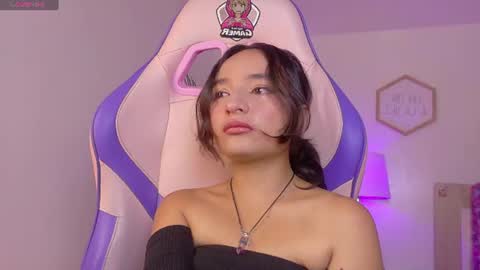 Snapshot of emily_jonexs_ chatting on 06/20/26, 04:21 mily online show from 06/20/26, 04:21