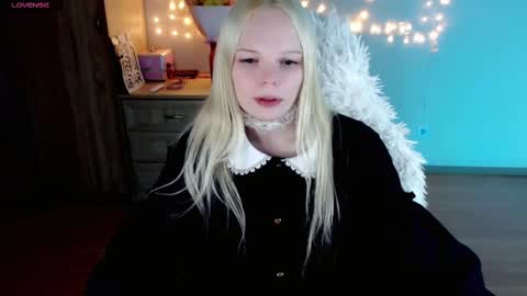 Snapshot of emily_nyaffe chatting on 02/27/25, 02:21 Lia online show from 02/27/25, 02:21