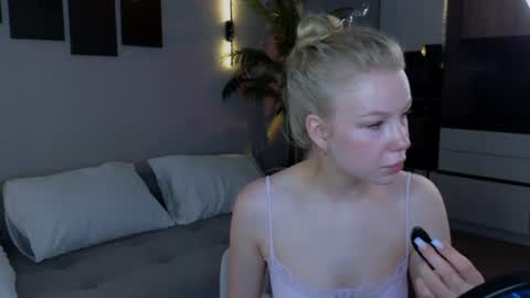 Snapshot of emily_shepard chatting on 06/17/26, 02:25 emily shepard online show from 06/17/26, 02:25