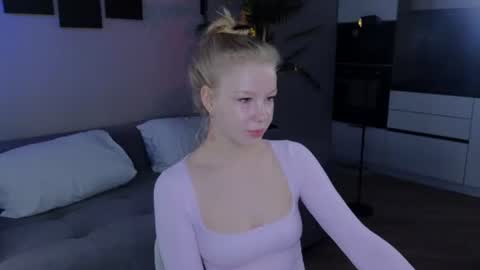 Snapshot of emily_shepard chatting on 06/18/26, 04:02 emily shepard online show from 06/18/26, 04:02