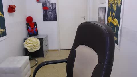 Emily online show from 02/05/25, 01:11