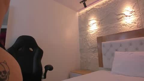  E M Y L Y  online show from 03/10/26, 01:05