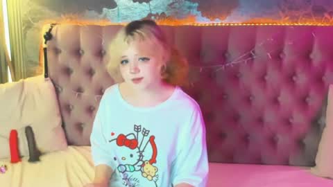 Snapshot of emilyangels chatting on 05/28/26, 07:05 Baby Emelli online show from 05/28/26, 07:05