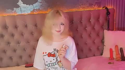 Snapshot of emilyangels chatting on 06/10/26, 07:29 Baby Emelli online show from 06/10/26, 07:29