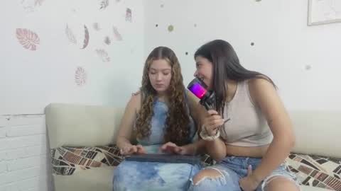 Snapshot of emilyblosom_y_miarose chatting on 07/17/26, 05:40 online show from 07/17/26, 05:40