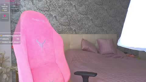 Snapshot of emilydancee chatting on 12/20/24, 08:06 emilydancee online show from 12/20/24, 08:06