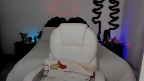  Emily Dolshe  online show from 12/05/25, 02:47