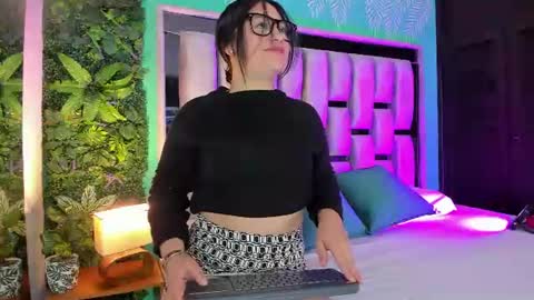 Snapshot of emilye_rousee chatting on 06/21/26, 12:41 Emilye online show from 06/21/26, 12:41