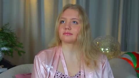 Snapshot of emilyevansen chatting on 12/17/25, 06:19 Emily online show from 12/17/25, 06:19