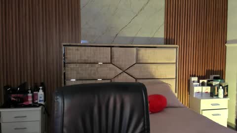 Emily Hendrix online show from 09/12/25, 07:58