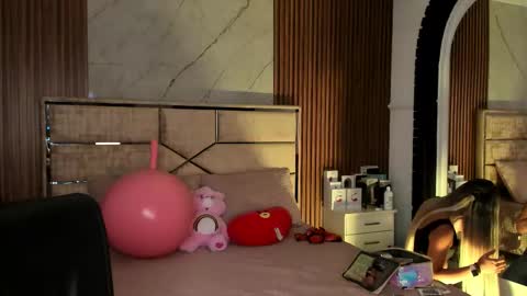 Emily Hendrix online show from 09/13/25, 07:57