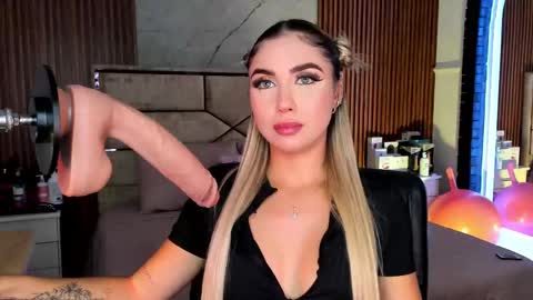 Emily Hendrix online show from 09/26/25, 08:35