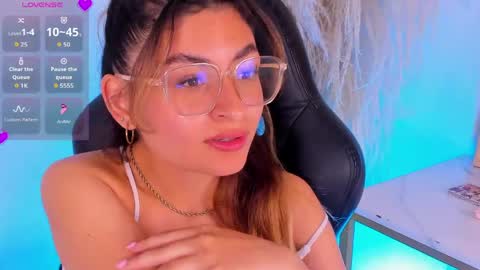 Snapshot of emilyjonesss_ chatting on 06/05/26, 06:52 Emilyjonnes online show from 06/05/26, 06:52