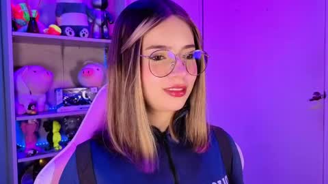 Snapshot of emilykarterr chatting on 04/22/26, 03:02 VALEEEN online show from 04/22/26, 03:02