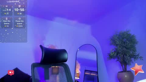 Snapshot of emilywillis8 chatting on 10/08/25, 12:25 E M I L Y online show from 10/08/25, 12:25