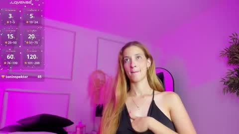 Snapshot of emilywillis8 chatting on 10/18/25, 03:02 E M I L Y online show from 10/18/25, 03:02