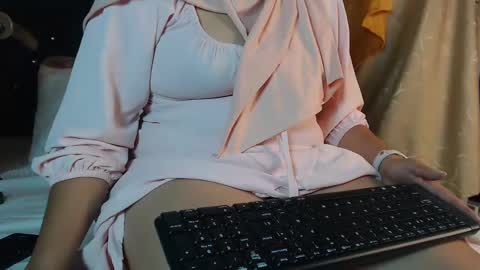 Snapshot of emira199 chatting on 02/18/25, 08:49 emira199 online show from 02/18/25, 08:49