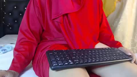 Snapshot of emira199 chatting on 02/19/25, 08:44 emira199 online show from 02/19/25, 08:44