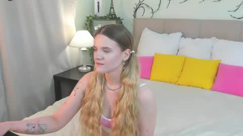 Snapshot of emma__peach chatting on 05/16/26, 10:36 emma__peach online show from 05/16/26, 10:36
