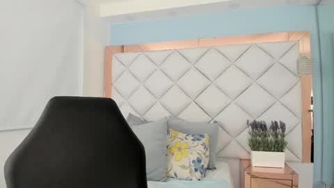 Emma Castillo online show from 10/26/25, 06:30