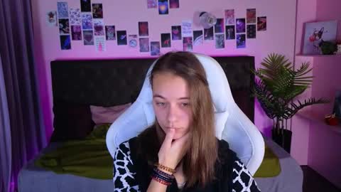 Snapshot of emma_chaser chatting on 11/17/25, 02:06 emma_chaser online show from 11/17/25, 02:06