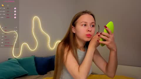 Snapshot of emma_clon chatting on 06/14/26, 01:47 Emma online show from 06/14/26, 01:47