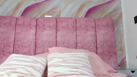 Snapshot of emma_curvy1 chatting on 06/18/26, 03:07 Emma online show from 06/18/26, 03:07