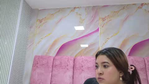 Snapshot of emma_curvy1 chatting on 06/24/26, 03:05 Emma online show from 06/24/26, 03:05