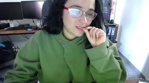 Snapshot of emma_evans07 chatting on 12/24/24, 04:40 emmy online show from 12/24/24, 04:40