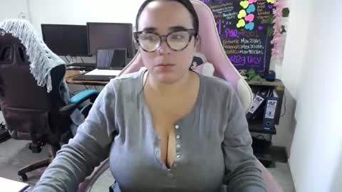 Snapshot of emma_evans07 chatting on 01/22/25, 03:51 emmy online show from 01/22/25, 03:51