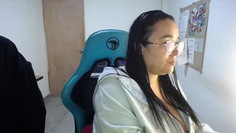 Snapshot of emma_evans07 chatting on 10/24/25, 01:18 emmy online show from 10/24/25, 01:18
