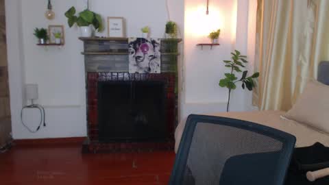 Snapshot of emma_hassani chatting on 05/25/26, 07:31 Tell me Emma online show from 05/25/26, 07:31