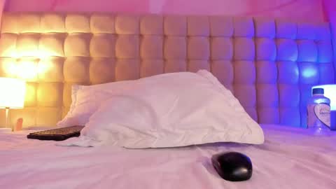 Snapshot of emma_jhoons chatting on 09/30/25, 04:12 emma_jhoons online show from 09/30/25, 04:12