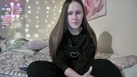 Snapshot of emma_just chatting on 10/17/25, 08:28 emma_just online show from 10/17/25, 08:28