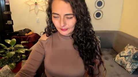 Snapshot of emma_luxy chatting on 02/18/25, 04:37 emma luxy online show from 02/18/25, 04:37