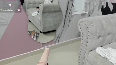 Snapshot of emma_petite4u chatting on 01/08/25, 10:37 Emma online show from 01/08/25, 10:37