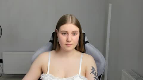 Snapshot of emma_sweettyy chatting on 06/17/26, 12:07 Emma online show from 06/17/26, 12:07