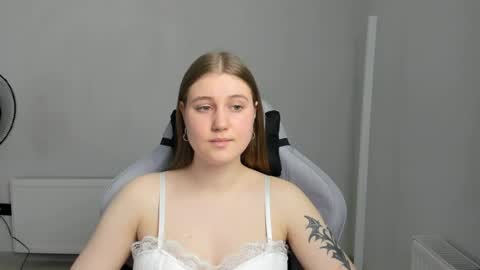 Snapshot of emma_sweettyy chatting on 06/18/26, 12:09 Emma online show from 06/18/26, 12:09
