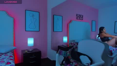 emma_whitee_ online show from 11/10/25, 12:59