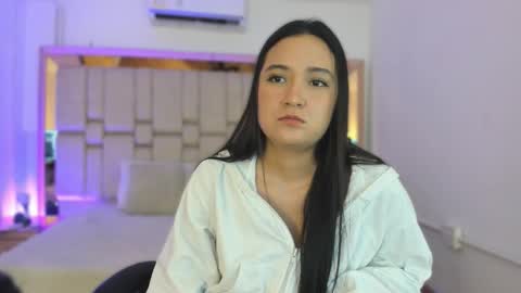 Snapshot of emmabeel chatting on 11/08/25, 12:05 Emma online show from 11/08/25, 12:05