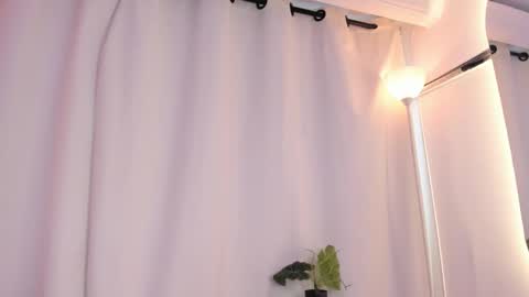 emmaclark_1 online show from 11/28/25, 10:01