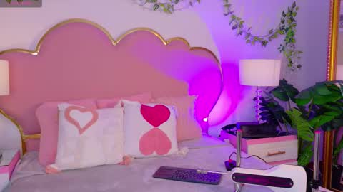 Snapshot of emmacrush chatting on 12/22/25, 09:45 Welcome Im yosein Your love is my passion activate it with your tips and enjoy with me online show from 12/22/25, 09:45