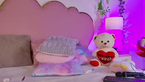 Snapshot of emmacrush chatting on 06/22/26, 11:13 Welcome Im yosein Your love is my passion activate it with your tips and enjoy with me online show from 06/22/26, 11:13