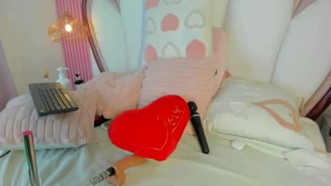 Snapshot of emmacrush chatting on 07/21/26, 10:12 Welcome Im yosein Your love is my passion activate it with your tips and enjoy with me online show from 07/21/26, 10:12