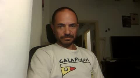 Ariel online show from 10/12/25, 03:27