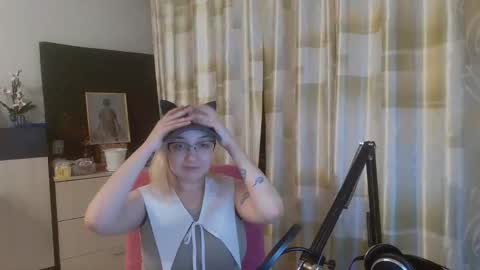 emmanoir_ online show from 02/26/25, 11:26