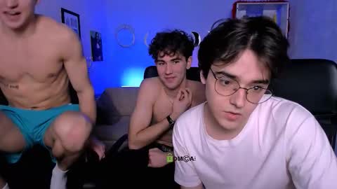 Snapshot of emmanuel_shine chatting on 03/03/26, 01:17 Emmi online show from 03/03/26, 01:17